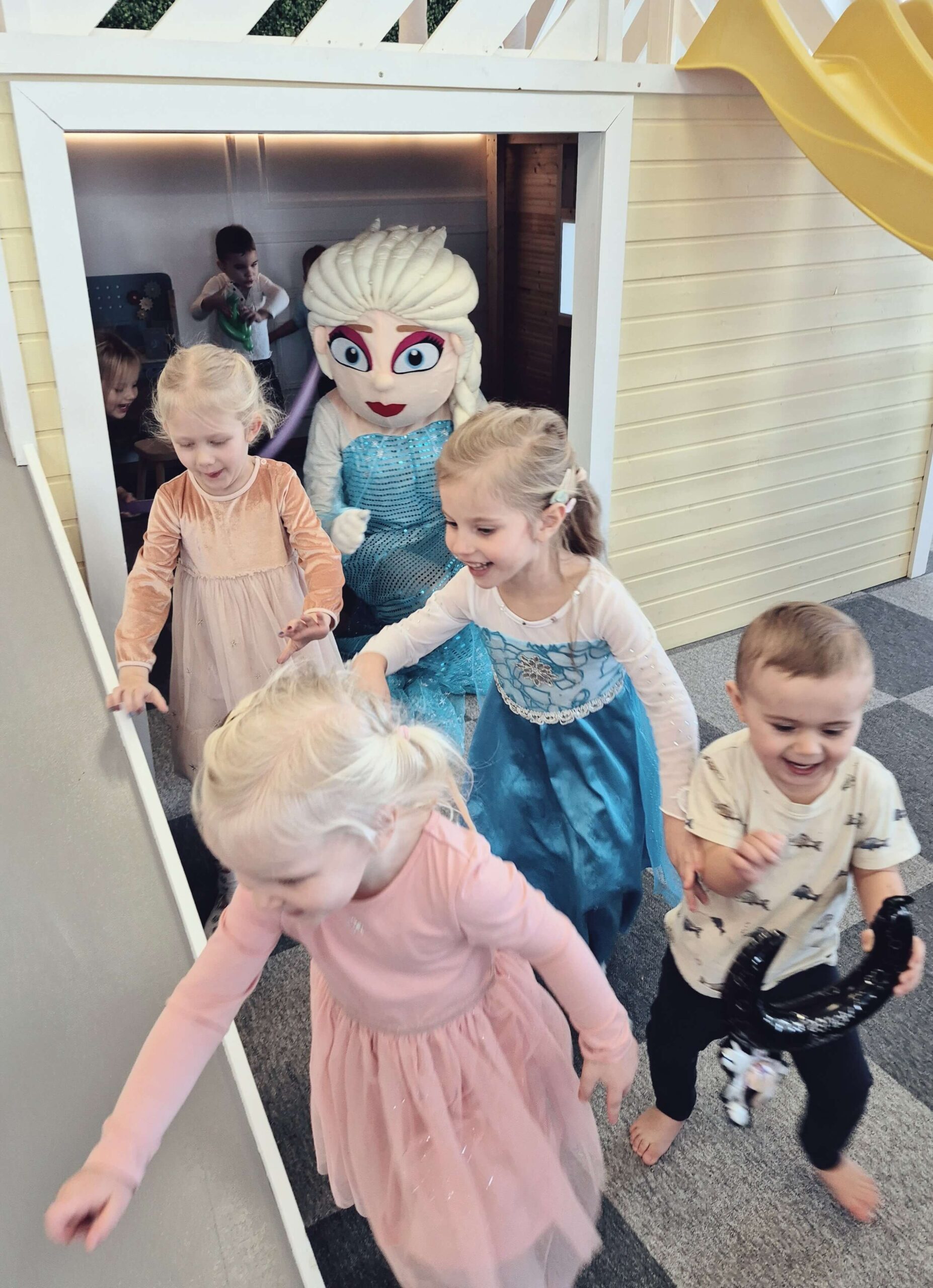 Maskott Elsa lapse sünnipäevale